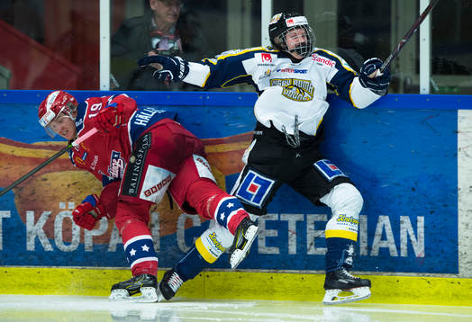 Huddinges Joakim Hällerström tacklar Visby/Romas Jonathan