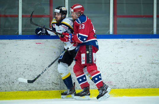 Visby/Romas Nick Hedemyr tacklas av Huddinges Dennis