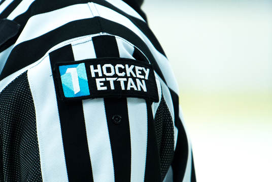 Hockeyettans logotyp på en domartröja