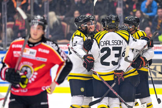 Brynäs Juuso Ikonen jublar med lagkamrater