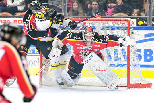 Luleås Brendan Mikkelson och målvakt Joel Lassinatti och