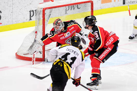 Brynäs Juuso Ikonen gör 0-1 bakom Luleås målvakt Joel