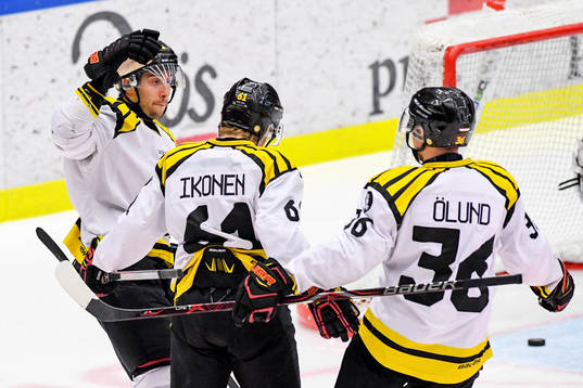 Brynäs Juuso Ikonen jublar med lagkamrater