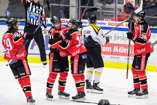 Luleås Emil Larsson jublar med lagkamrater