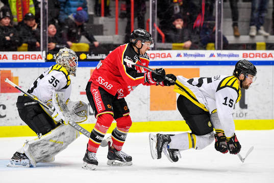 Brynäs målvakt David Rautio och Simon Bertilsson och