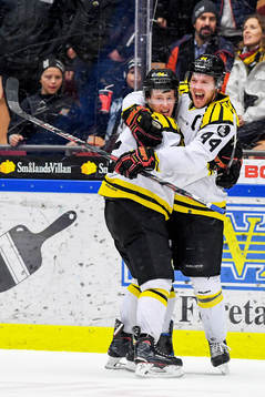 Brynäs Linus Ölund och Jacob Blomqvist jublar