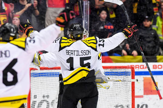 Brynäs Simon Bertilsson jublar med målvakt David Rautio