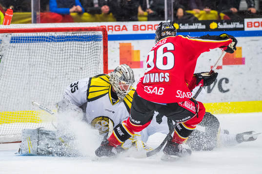 Luleås Robin Kovacs och Brynäs målvakt David Rautio