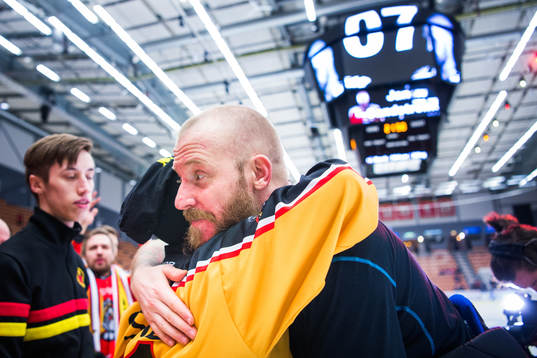 Luleås Jan Sandström hyllas av supportrar