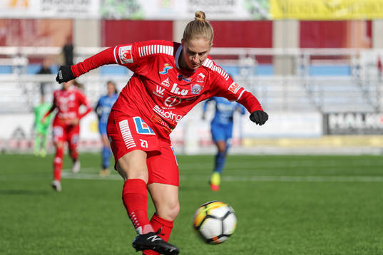 Linköpings Natasha Dowie skjuter