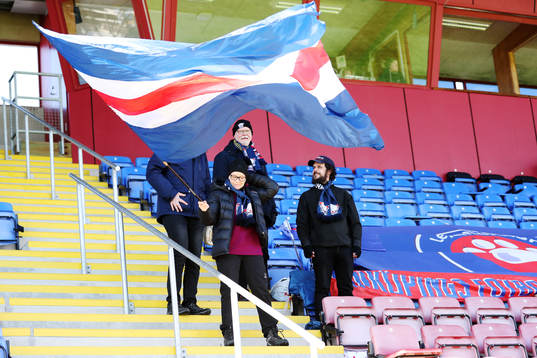 Linköpings supportrar på läktaren med flagga
