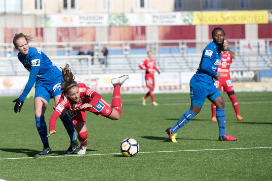 Linköpings Filippa Angeldal faller på straffområdeslinjen