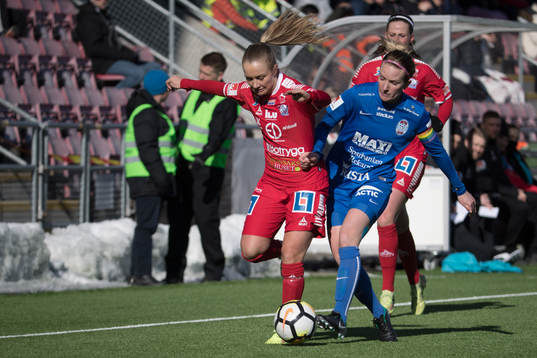 Linköpings Filippa Angeldal i kamp om bollen