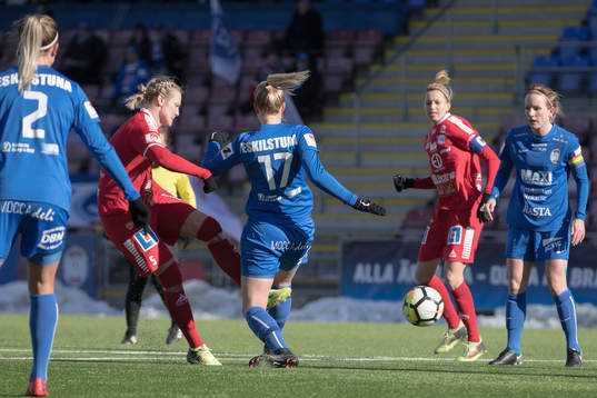 Linköpings Lisa Lantz skjuter mot mål