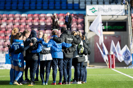 Deppigt Eskilstuna United som samlats mitt på plan
