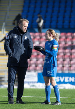 Eskilstunas Petra Andersson pratar med tränare Jonas