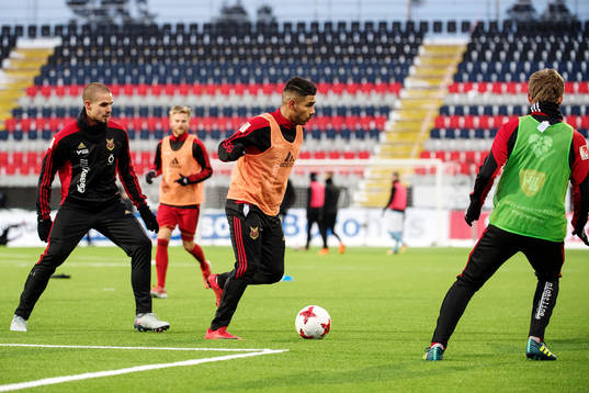 Östersunds spelare värmer upp