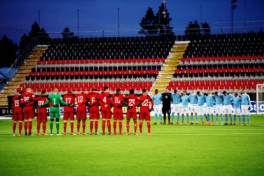 Östersunds och Malmö FFs spelare vid en tyst minut