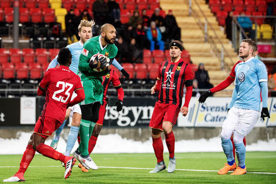 Östersunds målvakt Aly Keita med bollen
