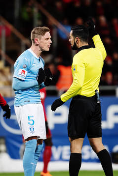 Malmö FFs Sören Rieks reagererar mot domare Mohammed
