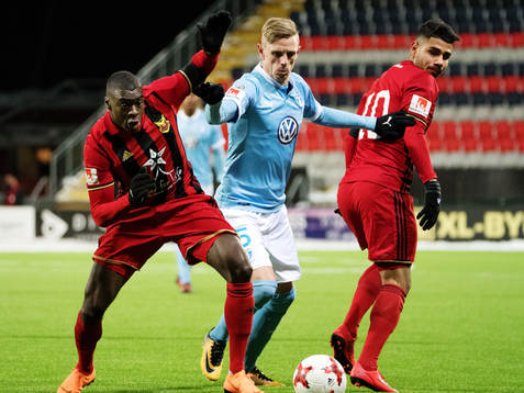 Östersunds Ken Sema och Hosam Aiesh i kamp om bollen med