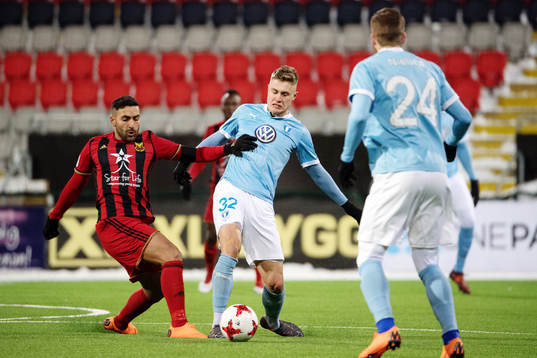 Östersunds Brwa Nouri i kamp om bollen med Malmö FFs