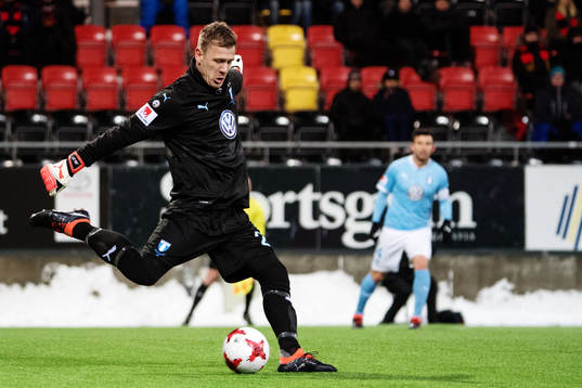 Malmö FFs målvakt Johan Dahlin skjuter ut bollen