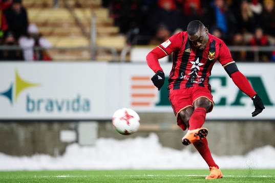 Östersunds Ken Sema skjuter