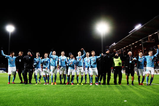 Malmö FFs spelare jublar mot supportrarna (ej i bild)