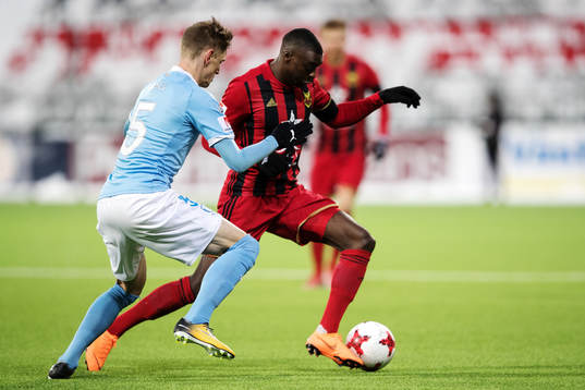 Östersunds Ken Sema och Malmö FFs Sören Rieks i kamp om