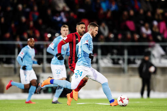 Malmö FFs Lasse Nielsen jagas av Östersunds Saman Ghoddos