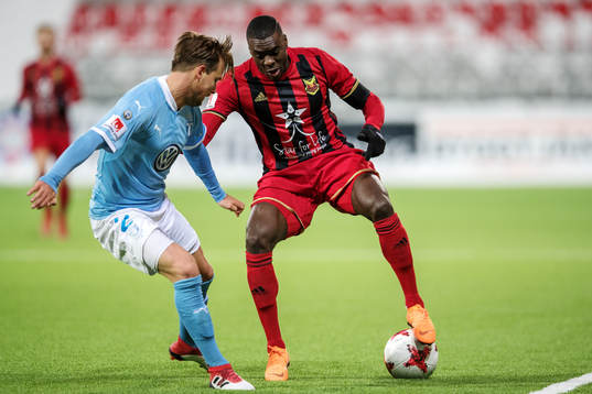 Malmö FFs Eric Larsson försvarar mot Östersunds Ken Sema