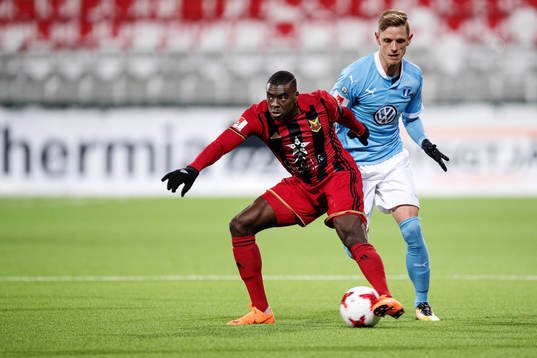 Östersunds Ken Sema håller undan för Malmö FFs Sören