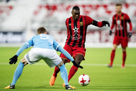 Malmö FFs Sören Rieks försvarar mot Östersunds Ken Sema