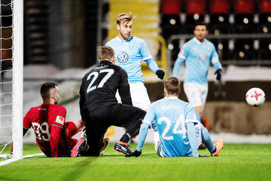 Malmö FFs målvakt Johan Dahlin släpper retur på ett