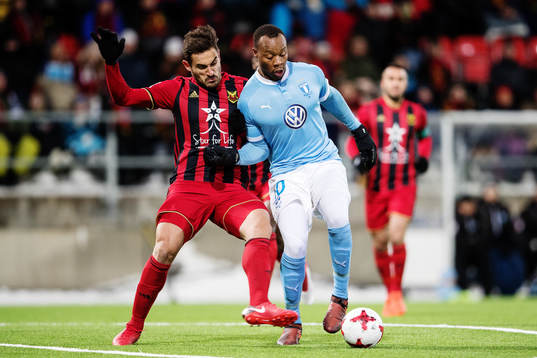 Östersunds Sotirios Papagiannopoulos i kamp om bollen med