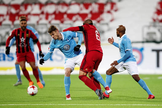 Malmö FFs Markus Rosenberg i kamp om bollen med
