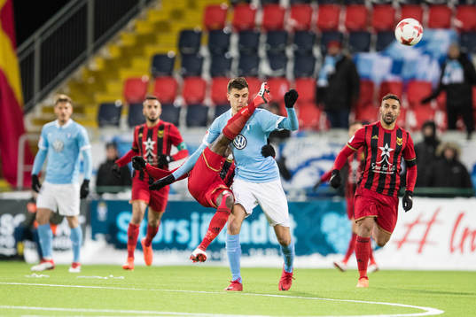 Östersunds Samuel Mensiro sparkar på bollen och träffar