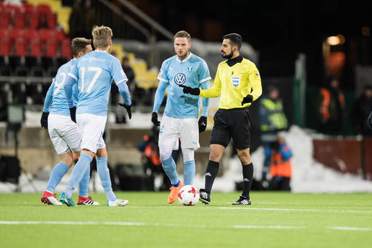 domare Mohammed Al-Haikim i samtal med Malmö FFs Markus