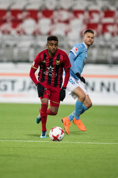 Östersunds Tesfaldet Tekie mot Malmö FFs Arnór Ingvi