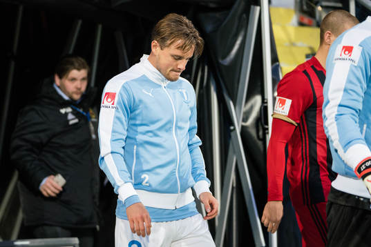 Malmö FFs Eric Larsson på väg in på plan innan