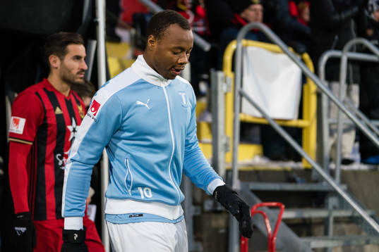 Malmö FFs Carlos Strandberg på väg in på plan innan