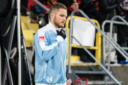 Malmö FFs Lasse Nielsen på väg in på plan innan