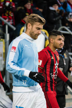 Malmö FFs Rasmus Bengtsson på väg in på plan innan