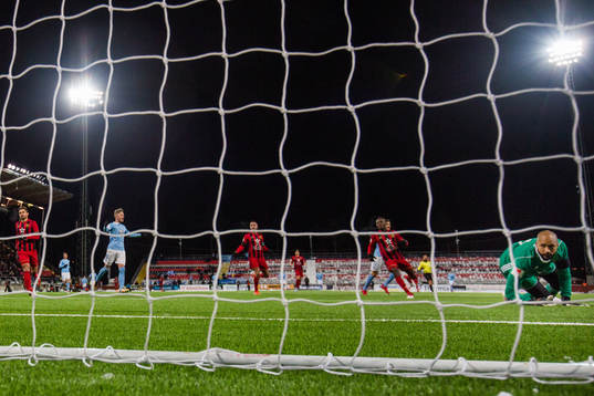 Östersunds målvakt Aly Keita deppar och Malmö FFs Sören