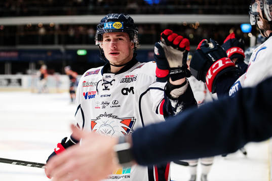 Linköpings Jacob Lilja jublar med lagkamrater