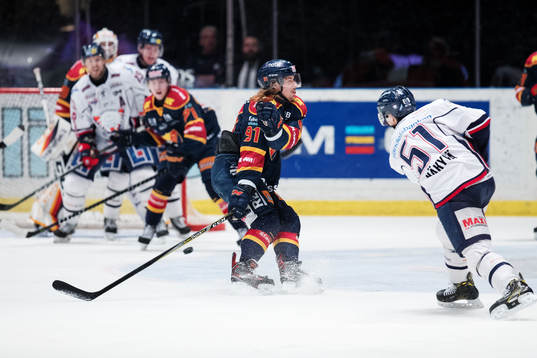 Linköpings Kristian Näkyvä skjuter och Djurgårdens Axel