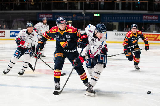 Djurgårdens Markus Ljungh i kamp om pucken med Linköpings