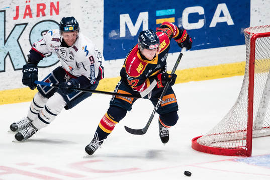 Linköpings Tony Mårtensson jagar Djurgårdens Jesper