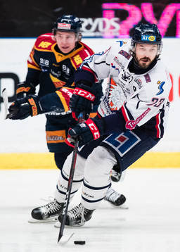 Linköpings Niklas Persson med pucken